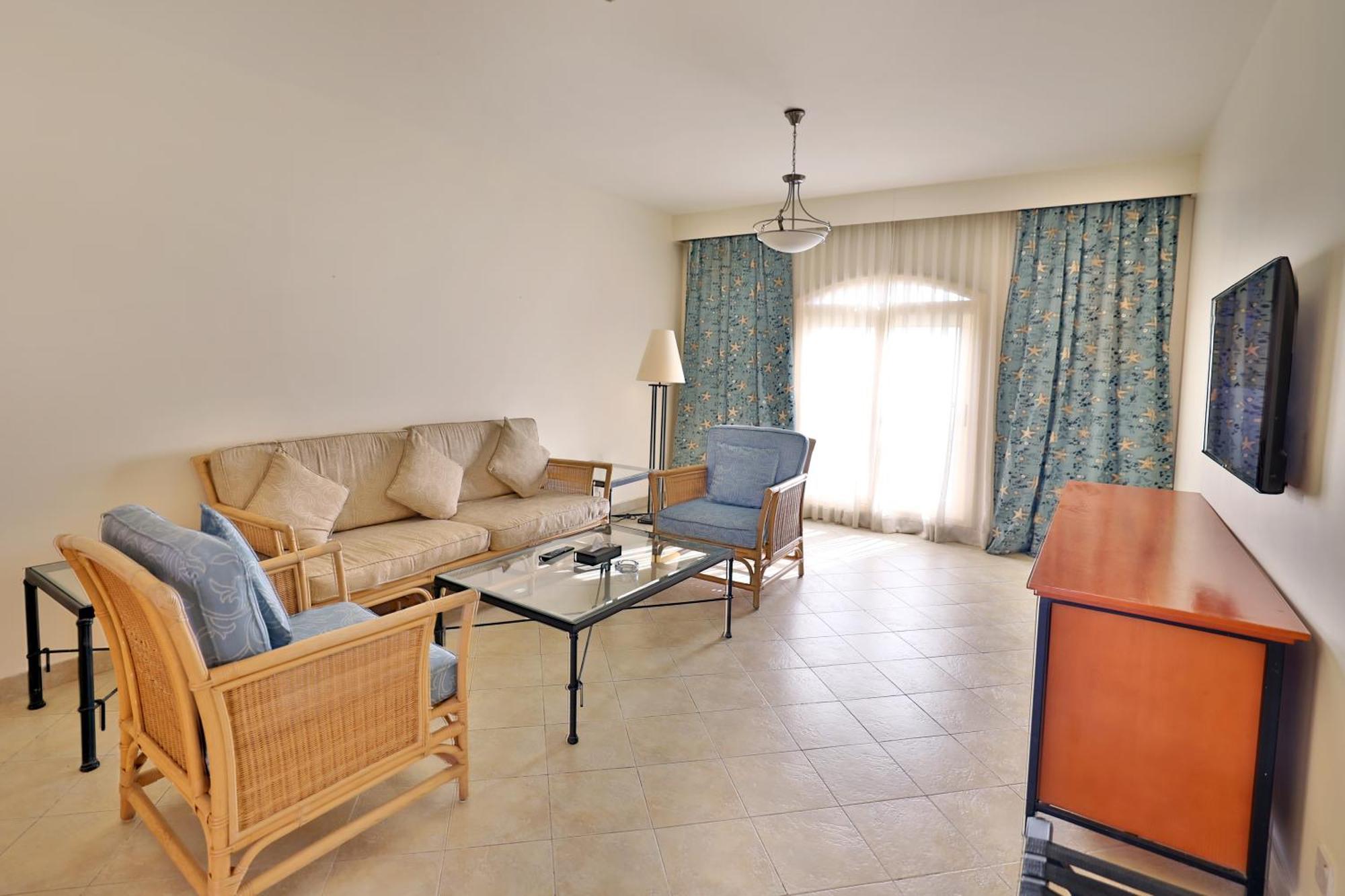 Executive Suite,1580166045:JPEG